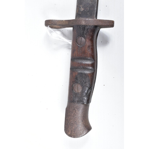 454 - A 1917 US REMINGTON BAYONET, this comes in its scabbard and the blade is clearly marked 1917 and 'Re... 