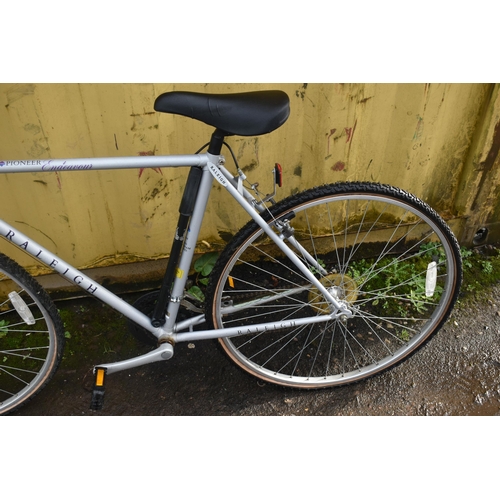 1019 - A RALEIGH PIONEER ENDEAVOUR GENTS BIKE, with a 20 inch frame