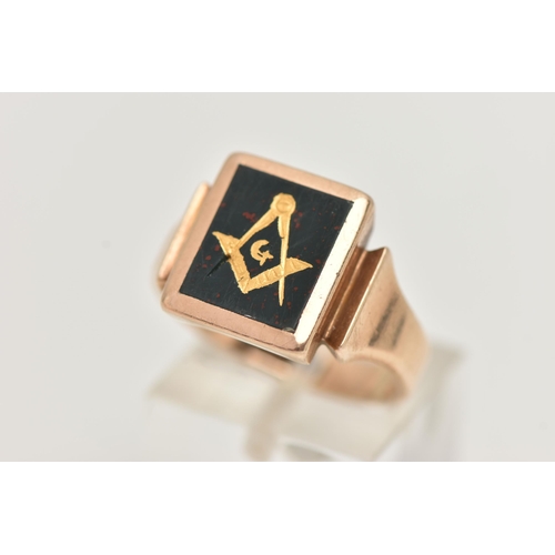 75 - A GENTS 9CT GOLD MASONIC BLOODSTONE SIGNET RING, rectangular bloodstone inlay depicting square and c... 