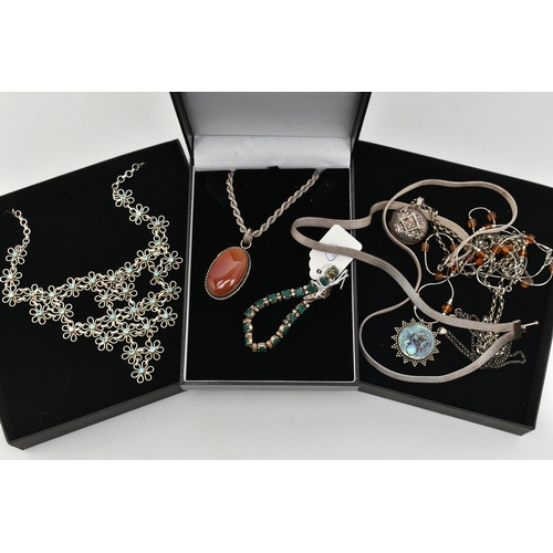 116 - A SELECTION OF SILVER AND WHITE METAL JEWELLERY, to include a circular locket, an abalone shell pend... 