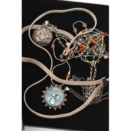 116 - A SELECTION OF SILVER AND WHITE METAL JEWELLERY, to include a circular locket, an abalone shell pend... 