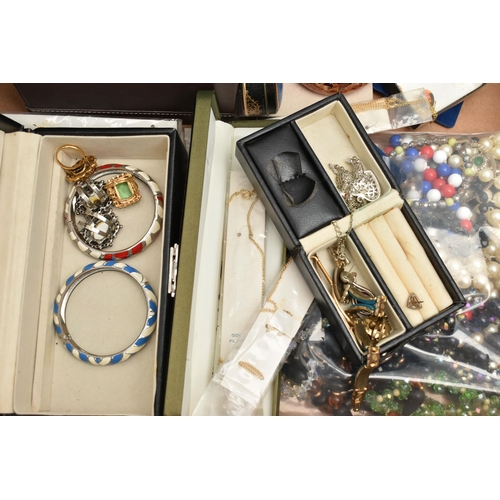 137 - A BOX OF JEWELLERY BOXES AND COSTUME JEWELLERY, to include an AF 9ct gold sweetheart brooch missing ... 