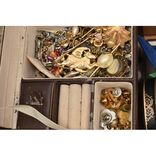 137 - A BOX OF JEWELLERY BOXES AND COSTUME JEWELLERY, to include an AF 9ct gold sweetheart brooch missing ... 