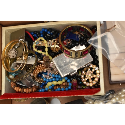 137 - A BOX OF JEWELLERY BOXES AND COSTUME JEWELLERY, to include an AF 9ct gold sweetheart brooch missing ... 