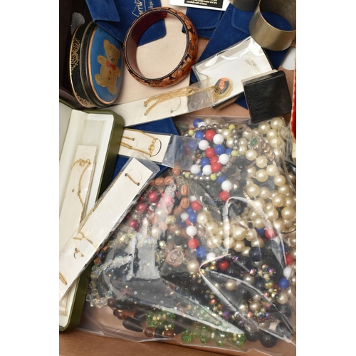 137 - A BOX OF JEWELLERY BOXES AND COSTUME JEWELLERY, to include an AF 9ct gold sweetheart brooch missing ... 