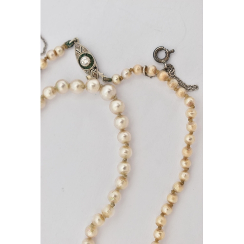 165 - AN IMITATION PEARL NECKLACE WITH ART DECO DIAMOND AND EMERALD CLASP, the graduated single row of imi... 