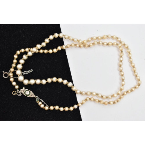 165 - AN IMITATION PEARL NECKLACE WITH ART DECO DIAMOND AND EMERALD CLASP, the graduated single row of imi... 