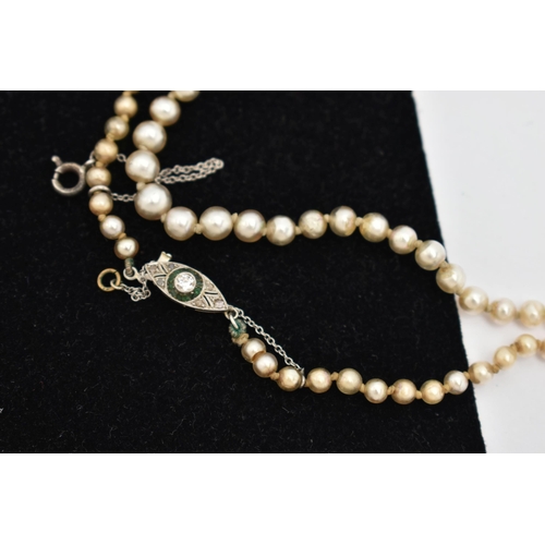 165 - AN IMITATION PEARL NECKLACE WITH ART DECO DIAMOND AND EMERALD CLASP, the graduated single row of imi... 