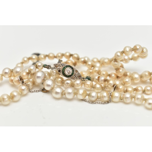 165 - AN IMITATION PEARL NECKLACE WITH ART DECO DIAMOND AND EMERALD CLASP, the graduated single row of imi... 