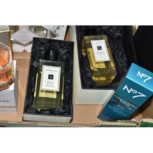 381 - ONE BOX OF BOXED FRAGRANCES AND WOMEN'S TOILETRIES, to include Jo Malone 'Orange Blossom' bath oil, ... 