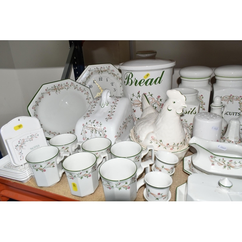 391 - A LARGE QUANTITY OF JOHNSON BROTHERS 'ETERNAL BEAU' PATTERN DINNER AND KITCHEN WARE, comprising mugs... 