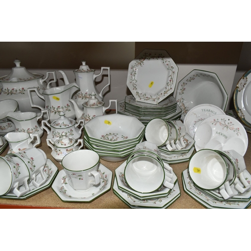 391 - A LARGE QUANTITY OF JOHNSON BROTHERS 'ETERNAL BEAU' PATTERN DINNER AND KITCHEN WARE, comprising mugs... 