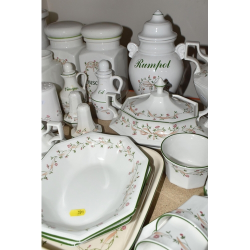 391 - A LARGE QUANTITY OF JOHNSON BROTHERS 'ETERNAL BEAU' PATTERN DINNER AND KITCHEN WARE, comprising mugs... 