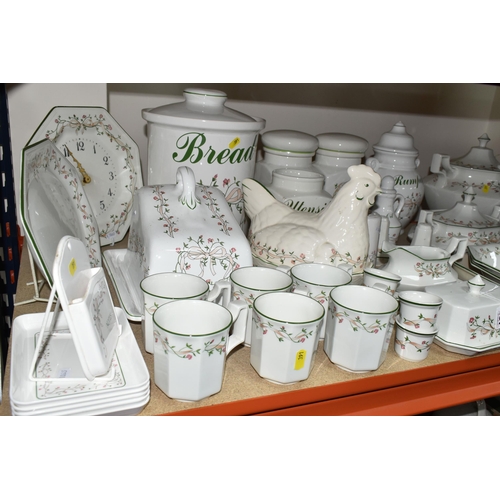 391 - A LARGE QUANTITY OF JOHNSON BROTHERS 'ETERNAL BEAU' PATTERN DINNER AND KITCHEN WARE, comprising mugs... 