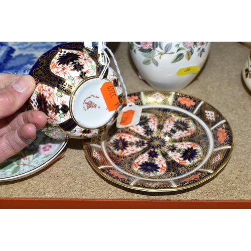 400 - A SELECTION OF DECORATIVE NAMED CERAMIC ITEMS ETC, to include a Royal Crown Derby Imari pattern teac... 