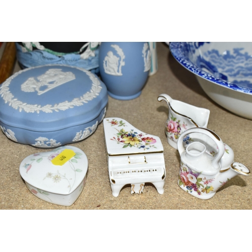 400 - A SELECTION OF DECORATIVE NAMED CERAMIC ITEMS ETC, to include a Royal Crown Derby Imari pattern teac... 