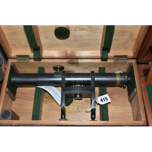 415 - A CASED OPTICAL MEASURING INSTRUMENT, unbranded, in a wooden case with spare eye piece, length of in... 