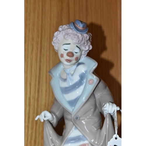 452 - TWO LLADRO CLOWN FIGURES, comprising Surprise no 5901, sculptor Juan Huerta, issued 1992-2010, and C... 