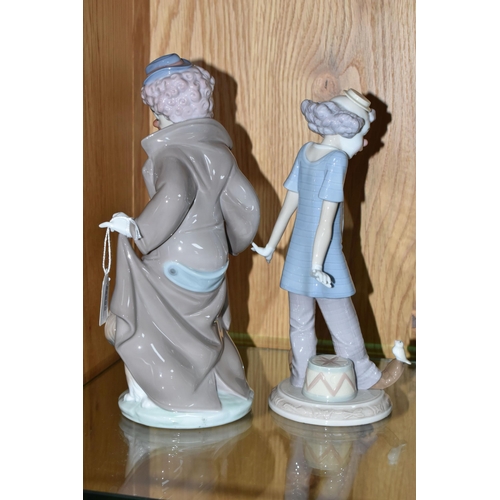 452 - TWO LLADRO CLOWN FIGURES, comprising Surprise no 5901, sculptor Juan Huerta, issued 1992-2010, and C... 