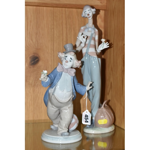 454 - TWO LLADRO CLOWN FIGURES, comprising For a Smile no 6937, sculptor Regino Torrijos, issued 2003-2009... 