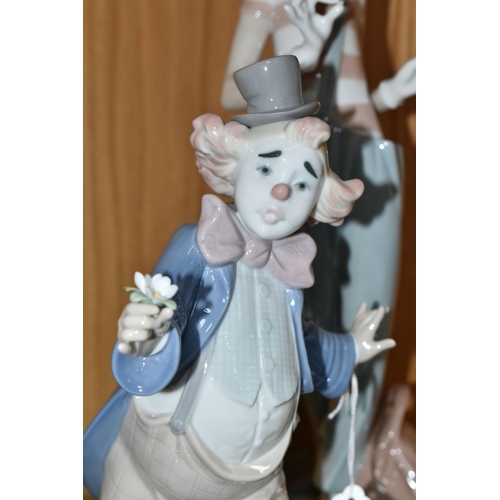 454 - TWO LLADRO CLOWN FIGURES, comprising For a Smile no 6937, sculptor Regino Torrijos, issued 2003-2009... 