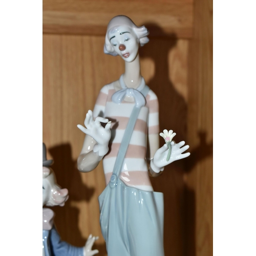 454 - TWO LLADRO CLOWN FIGURES, comprising For a Smile no 6937, sculptor Regino Torrijos, issued 2003-2009... 