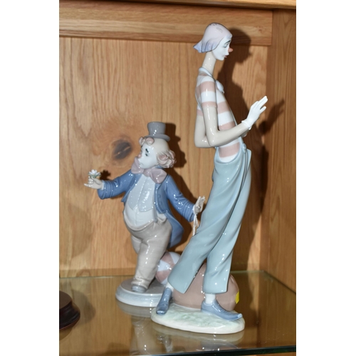 454 - TWO LLADRO CLOWN FIGURES, comprising For a Smile no 6937, sculptor Regino Torrijos, issued 2003-2009... 