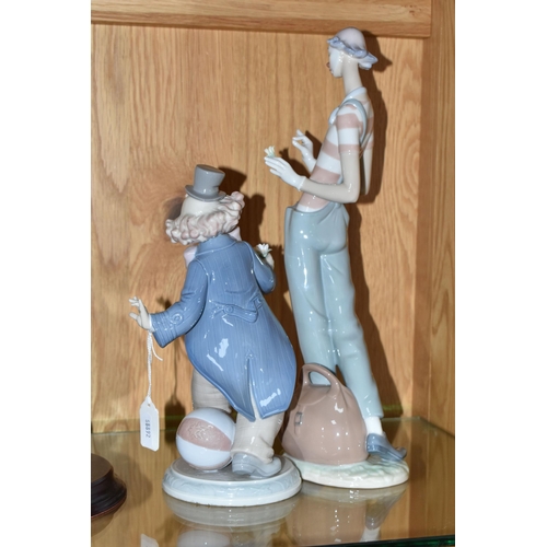 454 - TWO LLADRO CLOWN FIGURES, comprising For a Smile no 6937, sculptor Regino Torrijos, issued 2003-2009... 