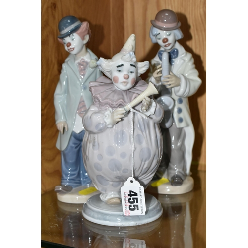 455 - THREE LLADRO CLOWN FIGURES, comprising The Show Begins no 6938, sculptor Regino Torrijos, issued 200... 