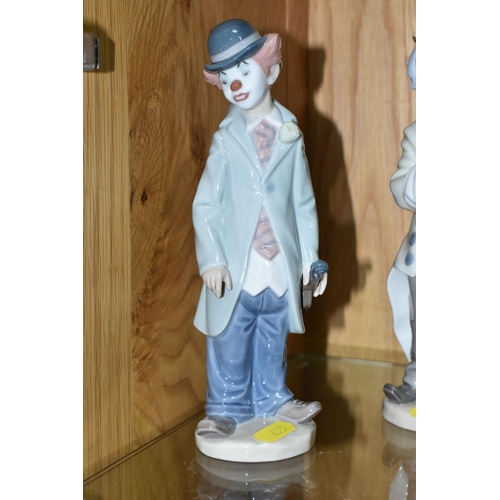 455 - THREE LLADRO CLOWN FIGURES, comprising The Show Begins no 6938, sculptor Regino Torrijos, issued 200... 