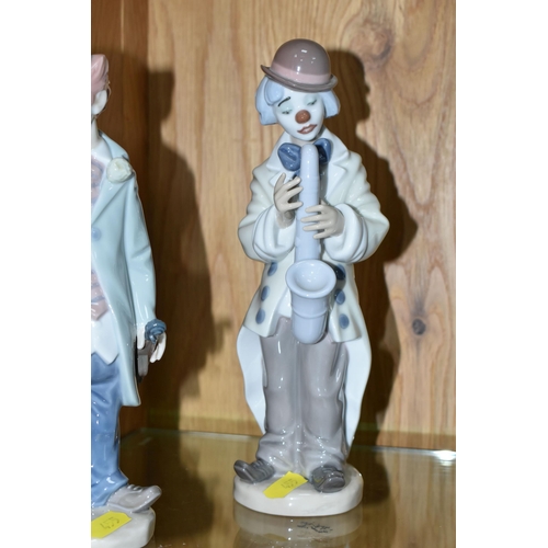 455 - THREE LLADRO CLOWN FIGURES, comprising The Show Begins no 6938, sculptor Regino Torrijos, issued 200... 