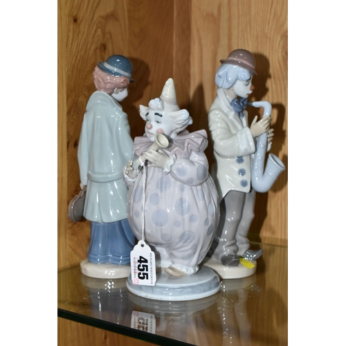 455 - THREE LLADRO CLOWN FIGURES, comprising The Show Begins no 6938, sculptor Regino Torrijos, issued 200... 