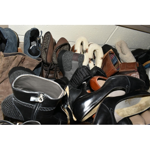 545 - SIX BOXES OF LADIES SHOES AND A BOX OF LADIES HATS, the majority of the shoes are unboxed, includes,... 