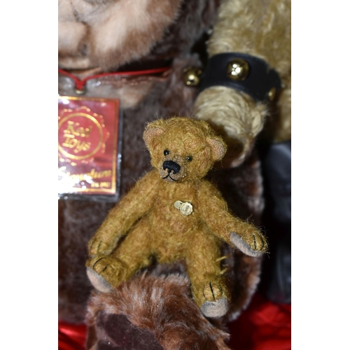 557 - A BOX OF MODERN COLLECTORS BEARS, including a World of Bears limited edition of 50 Herman Morris Dan... 