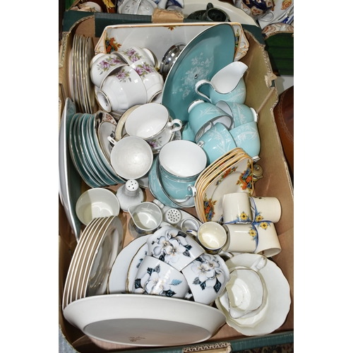 580 - FIVE BOXES AND LOOSE CERAMIC TEA AND DINNER WARE, ETC, to include thirty pieces of J & G Meakin 'Pop... 