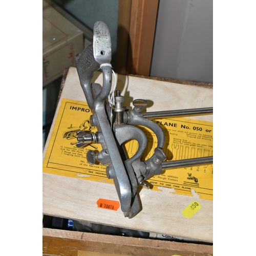 650 - A RECORD No 50 IMPROVED COMBINATION PLANE, together with a box of Record cutting blades (1)