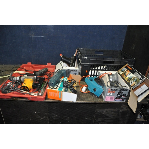 1083 - A TRAY CONTAINING BLACK AND DECKER AND BLACK SPUR POWER TOOLS comprising of a BD190S/H1 sander, a DN... 