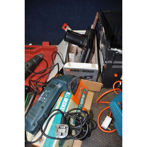 1083 - A TRAY CONTAINING BLACK AND DECKER AND BLACK SPUR POWER TOOLS comprising of a BD190S/H1 sander, a DN... 