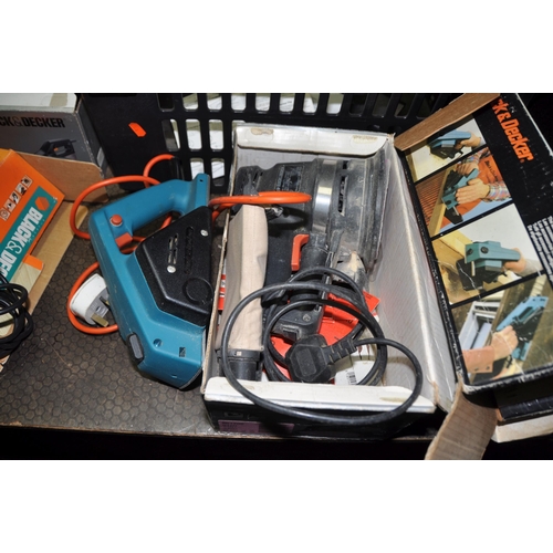 1083 - A TRAY CONTAINING BLACK AND DECKER AND BLACK SPUR POWER TOOLS comprising of a BD190S/H1 sander, a DN... 