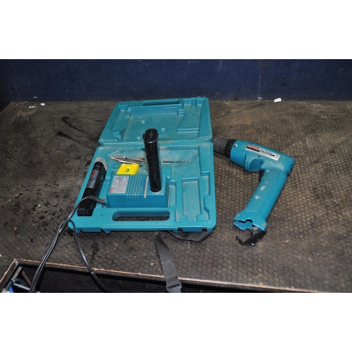 1084 - A TRAY CONTAINING POWER TOOLS including a Makita 6095D cordless drill with two batteries and charger... 