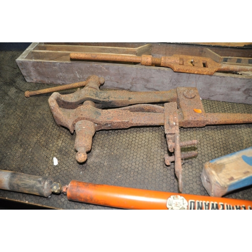 1110 - A VINTAGE LEG VICE, A WOODEN CASED PIPE THREADING STOCK, another stock (all very rusty and may need ... 