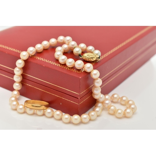 26 - A 22CT GOLD BAND RING AND A CULTURED PEARL NECKLACE, the polished band with milgrain rim, hallmarked... 