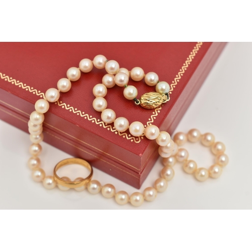 26 - A 22CT GOLD BAND RING AND A CULTURED PEARL NECKLACE, the polished band with milgrain rim, hallmarked... 