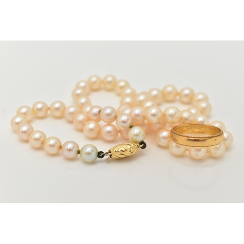 26 - A 22CT GOLD BAND RING AND A CULTURED PEARL NECKLACE, the polished band with milgrain rim, hallmarked... 