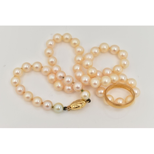 26 - A 22CT GOLD BAND RING AND A CULTURED PEARL NECKLACE, the polished band with milgrain rim, hallmarked... 