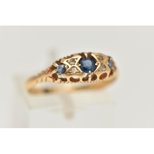 42 - AN EDWARDIAN 18CT GOLD SAPPHIRE AND DIAMOND RING, designed as three graduated circular cut sapphires... 