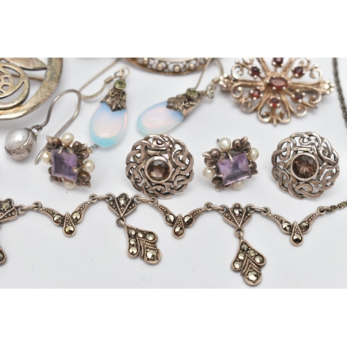 48 - A SMALL ASSORTMENT OF JEWELLERY, to include an oval open work brooch set with a marquise cut amethys... 