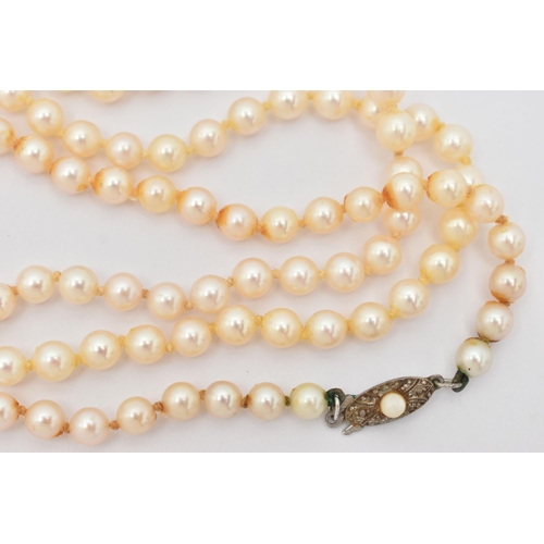 54 - A CULTURED PEARL NECKLACE, single row of cream pearls with a pink hue, each individually knotted on ... 