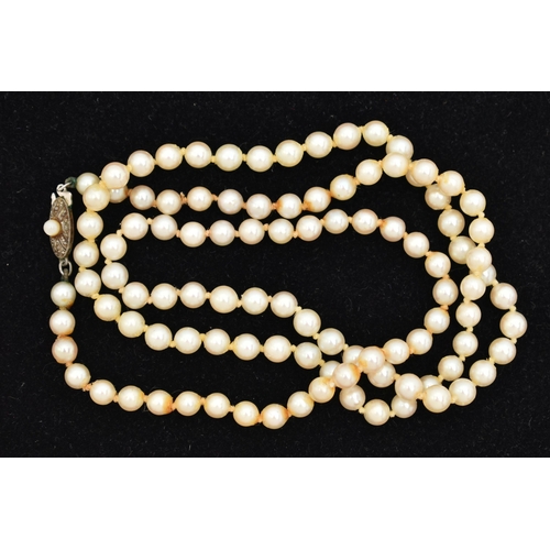 54 - A CULTURED PEARL NECKLACE, single row of cream pearls with a pink hue, each individually knotted on ... 