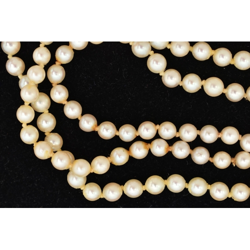 54 - A CULTURED PEARL NECKLACE, single row of cream pearls with a pink hue, each individually knotted on ... 